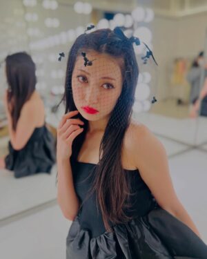 Yoshida Akari Instagram - 2024年が終わっちゃう😮！
.
写真振り返ってみると髪の毛コロコロ変わりすぎ🙃笑
そしてそれに合わせてメイクも色々やってました😂🩷
変化を楽しんだ一年ですね😂笑
.
皆様はどんな一年でしたか？🥰
.
私はこれまで仕事第一！プライベートはそんないりません！
くらいに思って14年間このお仕事を
続けてきたけど、今年は結婚して家族や友達も増えたりと
今までで1番プライベートな時間も過ごさせてもらった
そんな一年でした🍒
.
今まで仕事ばっかで取れなかった
両親との時間も増えて、結婚式もできて
やっと自分の家族にたくさん支えてもらった
この14年間の恩返しが出来た気がします🤍
.
そんな中ありがたいことにお仕事も変わらず、
たくさんのチャンスを頂けて
自分の年齢も上がってきて、20代前半とは
また少しお仕事の内容も変わってきてこれまでとまた
違ったステージに立ち始めたような気がします。
.
自分の変化に自分がついていけなくなったり
たくさん悩んだ一年でもありましたが
なんだかようやく抜けれそうで
いろいろ準備してきたことも来年には発表出来そうで
2025年を迎えるのにとってもワクワクしています🩷
.
2024年もファンの皆様に本当に支えていただき
たくさんパワーをいただきました！
いつもたくさんの応援本当にありがとうございます🥰❤️
.
2025年も大好きなモノづくりと美容クリエイターを軸に
タレント、モデル活動ももっと幅を広げられるように
そして皆様に毎日に少しの自信や笑顔を届けられるように
努力して参りますので変わらず応援していただけると
嬉しいです🩷
.
よいお年をお迎えください💖