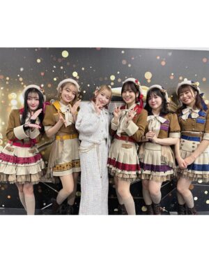 Yoshino Nanjo Instagram - ✴︎
ANIMAX MUSIX2024

✴︎
出演者のみなさまと〜！！（撮れなかった方もいますが😭）
翔太くんとはまたなんちゃってアー写やりました笑
わたしだけ笑ってて失敗した！！ので激加工して雰囲気で誤魔化そうとしてみました‥ので他と質感違うのはそのためです笑

久々にお会いできた方もいたり、おしゃべりできたり、ステージ以外でも本当に楽しい時間をみなさまありがとうございました✨

ほんとに、素敵な世界をお持ちなみなさまとご一緒させていただき、改めてすごい場所だな〜〜と思いました。ありがてぇ！！！

ホントに、素敵で可愛くてカッコいい！

衣装 前田千佳子さん
ヘアメイク @1129kotomi