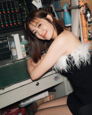 Yoyo Chen Instagram - 想起以往常常在錄影廠拍劇到天亮的日子
是磨練、也是成長….🦋

#loveyo
#錄影廠
#13廠
#拍照記錄回憶

Earrings : @crisathena_paris