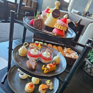 Yu Yamada Instagram - @aman_tokyo のアフタヌーンティーがクリスマスバージョンになってたので行ってきました⛄🎄✨

サンタさんやトナカイにソリ✨
細かいところまで可愛くてキュンキュンでした♡
しかも美味しい♡

そして、この日は綺麗に富士山まで見えて🗻
何だか御利益がありそうです！！

#冬の思い出
#Christmas
#afternoontea 
#amantokyo
#富士山
#mtfuji