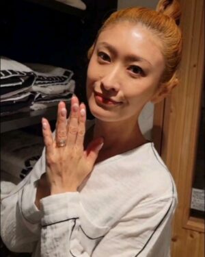 Yu Yamada Instagram - 年末年始に向けて
新しいタオルとパジャマの入れ換えー！

新しく発売されている
黒いバスマットも追加しました♡♡

@the_weekend_hotel