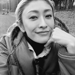 Yu Yamada Instagram - 明けましておめでとうございます🎍
もう４日経ってしまいました。
あっという間ですね。w

子供達と遊んだり
ご飯を作ったり
家族やお友達と過ごしたり
何だかんだ毎日バタバタと過ごしております♡

ヘビ年🐍
脱皮ということで。
今年は一皮むけて新しいことにも挑戦できたらいいなーと思っている所存でございます♡♡♡

年末にPhoto dumpとかしたかったのに
自分の写真が全然なくて(涙)
今年はもう少し自分の写真も撮りたいと思いました。(爆）

ということで皆様。
２０２５年もよろしくお願い致します！

#山田優
#yuyamada