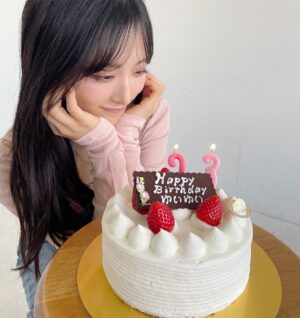 Yui Oguri Instagram - 23歳になりました🎂♡
沢山のお祝いメッセージ
ありがとうございます！！

人としても自立し
周りの方も幸せにできるような
素敵な女性に近づけるように頑張ります。
大好きな美容も〜

23歳も楽しむぞ~！！

#小栗有以生誕祭
#小栗有以生誕祭2024