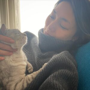 Yuka Itaya Instagram - 寒いねぇ
分厚いミドルゲージセーター　@sinmedenim を着ていると
メイがすぐに乗ってくる。
気持ちいいこと知ってるねー
