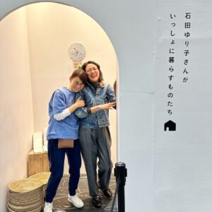 Yuka Itaya Instagram - 年初め、ゆり子詣なり⛩️ @yuriyuri1003 
ほぼ日　@seikatsu_no_tanoshimi_ten へお出かけです。

なかなか手に入らないアーティストさんたちの作品も
仲良しのお店のかわいいカゴも
ゆりごろう王国のグッズもたくさんあってさー
財布の紐が伸び伸びのゆるゆるだよね。
明日から週末だから、また賑わうんだろうーなー
行かれる方々、かわいい物、ゲットしてね。
ゆり子は元気だった。enjoyゆり子‼️