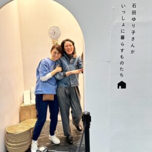 Yuka Itaya Instagram - 年初め、ゆり子詣なり⛩️ @yuriyuri1003 
ほぼ日　@seikatsu_no_tanoshimi_ten へお出かけです。

なかなか手に入らないアーティストさんたちの作品も
仲良しのお店のかわいいカゴも
ゆりごろう王国のグッズもたくさんあってさー
財布の紐が伸び伸びのゆるゆるだよね。
明日から週末だから、また賑わうんだろうーなー
行かれる方々、かわいい物、ゲットしてね。
ゆり子は元気だった。enjoyゆり子‼️