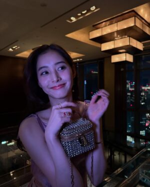Yuko Araki Instagram - 誕生日の時はとびきり好きな服を着れる日ということで♡
最近一目惚れしたドレスを♡

dress : @acnestudios 
bag : @dior 
bracelet : @dior
ring : @dior