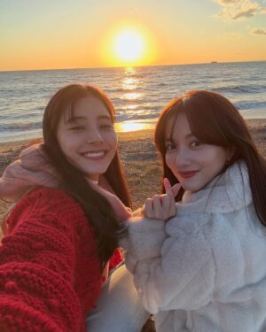 Yuko Araki Instagram - そして2024年ラストの日はまりちゃんとゆっくり過ごす時間ができて☺️幸せ☺️

2024年最後の夕陽を見に行ってきました♡
とっても綺麗だったなぁ。