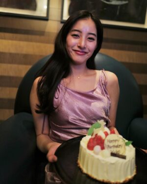 Yuko Araki Instagram - 無事に31歳の誕生日を迎えました🎂♡

周りから聞いてはいたけれど、
えぇ⁉︎と驚くほどあっという間に31歳の誕生日当日🎂でした。

楽しいことがたくさんの30歳でしたが、31歳の誕生日も大切で大好きな友人やいつもお世話になっているスタッフの皆様、そして大好きなファンの皆様にたくさんお祝いのメッセージをいただいてとっても幸せな誕生日でした♡

いつも応援してくださってありがとうございます☺️

31歳も健康に気をつけて、楽しく駆け抜けます♡