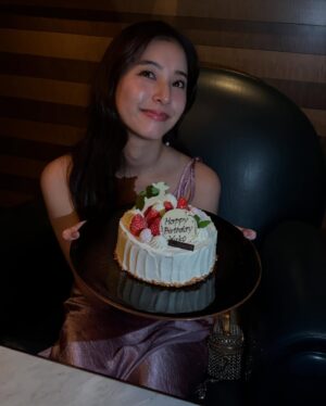Yuko Araki Instagram - 無事に31歳の誕生日を迎えました🎂♡

周りから聞いてはいたけれど、
えぇ⁉︎と驚くほどあっという間に31歳の誕生日当日🎂でした。

楽しいことがたくさんの30歳でしたが、31歳の誕生日も大切で大好きな友人やいつもお世話になっているスタッフの皆様、そして大好きなファンの皆様にたくさんお祝いのメッセージをいただいてとっても幸せな誕生日でした♡

いつも応援してくださってありがとうございます☺️

31歳も健康に気をつけて、楽しく駆け抜けます♡