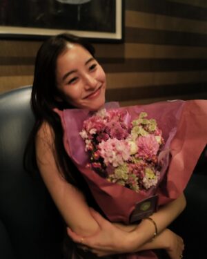 Yuko Araki Instagram - 無事に31歳の誕生日を迎えました🎂♡

周りから聞いてはいたけれど、
えぇ⁉︎と驚くほどあっという間に31歳の誕生日当日🎂でした。

楽しいことがたくさんの30歳でしたが、31歳の誕生日も大切で大好きな友人やいつもお世話になっているスタッフの皆様、そして大好きなファンの皆様にたくさんお祝いのメッセージをいただいてとっても幸せな誕生日でした♡

いつも応援してくださってありがとうございます☺️

31歳も健康に気をつけて、楽しく駆け抜けます♡