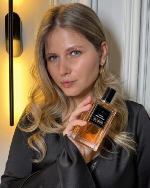 Yuliya Topolnitskaya Instagram - В преддверии зимы знакомлюсь с новым ароматом Cuir-Curcuma от AFFINESSENCE ✨

Он воспевает красоту уникальной ноты – куркумы, звучание которой гармонично дополнено молочным аккордом, напоминающим о пряном латте с куркумой – лучшем  согревающем напитке для морозных  вечеров:) 

Также в составе присутствуют сандал,пачули,молоко,мирра✨

В общем, если хотите выделяться этой зимой, то вам в @goldapple за ароматом ✨💖

Реклама. OОО «Екатеринбург Яблоко» 
ИНН:6670381056 Erid: 2VSb5yoBjMa