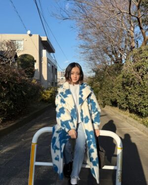Yumi Adachi Instagram - 🤍🩵🤍
お散歩するなどして過ごす
梨泰院クラスのチョイソに憧れて
髪をウネウネにする
イソになれないことを自覚🥴