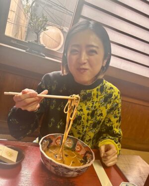 Yumi Adachi Instagram - 💛🖤💛
1.すごく美味しいお蕎麦を食べる
2.すごく美味しいデザートを食べる
3.シフォンケーキにサワークリーム、胡椒少々
4.う、うますぎるー!の顔