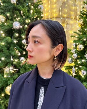 Yumi Adachi Instagram - 今年は、Uptから念願のコスメラインも発売する事ができて、充実した一年でした。来年も皆さまの毎日をハッピーに出来るようなアイテムを準備しています。楽しみにしていて下さい！
そして、只今クリスマスキャンペーンも開催中です。ご自身や周りの方へのプレゼントに、Uptを選んでいただけたら嬉しいです。

Uptのスキンベースクリーム、パーフェクトベースパレット、アイシャドウはメルティーメロウ、リップはコールドプラムを使ってメイクしたよ♡

@_upt_official