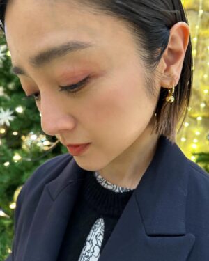 Yumi Adachi Instagram - 今年は、Uptから念願のコスメラインも発売する事ができて、充実した一年でした。来年も皆さまの毎日をハッピーに出来るようなアイテムを準備しています。楽しみにしていて下さい！
そして、只今クリスマスキャンペーンも開催中です。ご自身や周りの方へのプレゼントに、Uptを選んでいただけたら嬉しいです。

Uptのスキンベースクリーム、パーフェクトベースパレット、アイシャドウはメルティーメロウ、リップはコールドプラムを使ってメイクしたよ♡

@_upt_official
