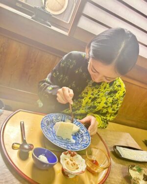 Yumi Adachi Instagram - 💛🖤💛
1.すごく美味しいお蕎麦を食べる
2.すごく美味しいデザートを食べる
3.シフォンケーキにサワークリーム、胡椒少々
4.う、うますぎるー!の顔