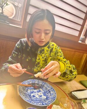Yumi Adachi Instagram - 💛🖤💛
1.すごく美味しいお蕎麦を食べる
2.すごく美味しいデザートを食べる
3.シフォンケーキにサワークリーム、胡椒少々
4.う、うますぎるー!の顔