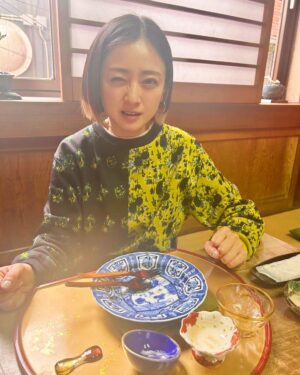 Yumi Adachi Instagram - 💛🖤💛
1.すごく美味しいお蕎麦を食べる
2.すごく美味しいデザートを食べる
3.シフォンケーキにサワークリーム、胡椒少々
4.う、うますぎるー!の顔