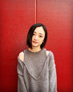 Yumi Adachi Instagram - 🩶❤️🩶
おかげさまで、大切な2024年になりました

良いお年をお迎えください✨
