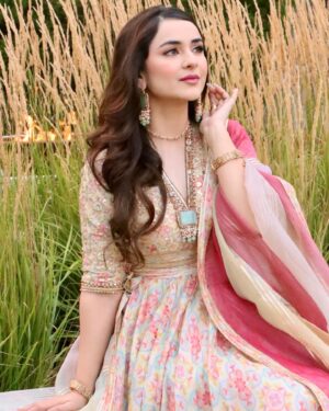 Yumna Zaidi Instagram - Chicago city 🩷

@saniamaskatiya 
@sanii_bby 
@sdkmakeup
@az_capture_crew
