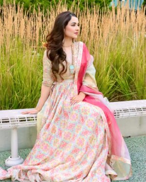 Yumna Zaidi Instagram - Chicago city 🩷

@saniamaskatiya 
@sanii_bby 
@sdkmakeup
@az_capture_crew