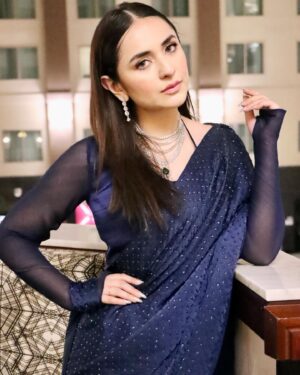 Yumna Zaidi Instagram - Find me in the mid-night blue sky 🌌 

@styledbyhafsa 
@lulusarstudio 
@mahrukh.akuly.jewelry 
@az_capture_crew 
@sarahaasif