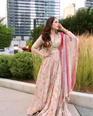 Yumna Zaidi Instagram - Chicago city 🩷

@saniamaskatiya 
@sanii_bby 
@sdkmakeup
@az_capture_crew