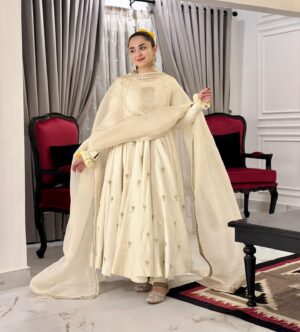 Yumna Zaidi Instagram - Haldi , mehndi , wedding season and December 

💛

P.s very precious 42 years old my mums chandi ki Paazaib from India. 
Outfit @zarashahjahanofficial