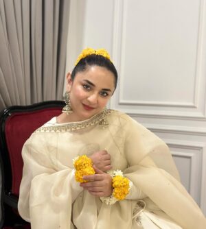 Yumna Zaidi Instagram - Haldi , mehndi , wedding season and December 

💛

P.s very precious 42 years old my mums chandi ki Paazaib from India. 
Outfit @zarashahjahanofficial