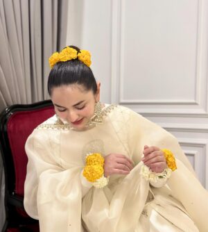 Yumna Zaidi Instagram - Haldi , mehndi , wedding season and December 

💛

P.s very precious 42 years old my mums chandi ki Paazaib from India. 
Outfit @zarashahjahanofficial