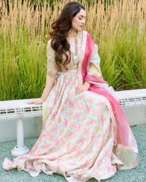 Yumna Zaidi Instagram - Chicago city 🩷

@saniamaskatiya 
@sanii_bby 
@sdkmakeup
@az_capture_crew