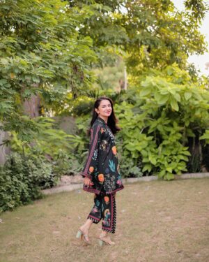 Yumna Zaidi Instagram - x @Silayipret

Wearing this beautiful Co-Ord Set from Silayi Pret perfect for this weather. Shop now on www.silayipret.com

#SilayiPret
