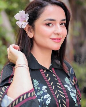 Yumna Zaidi Instagram - x @Silayipret

Wearing this beautiful Co-Ord Set from Silayi Pret perfect for this weather. Shop now on www.silayipret.com

#SilayiPret