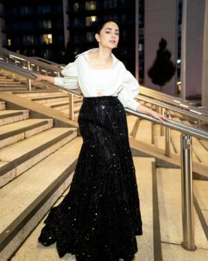 Yumna Zaidi Instagram - You are allowed
to be both a masterpiece
and a work in progress 
simultaneously ♠️

Superb Team 🔗
@nomiansari 
@shakeelbinafzal 
@iambabarzaheer 
@zoyabeauty