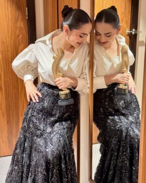 Yumna Zaidi Instagram - Cheers to life , Cheers to “ Bakhtawar “
🏆