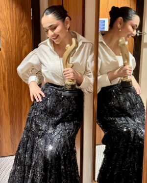 Yumna Zaidi Instagram - Cheers to life , Cheers to “ Bakhtawar “
🏆