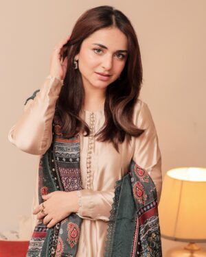 Yumna Zaidi Instagram - Last day of Eid ul Azha 😋 …… kal phr se kam sham .

Beautiful silk dress by 

@faizasaqlain 

 📸 @rehanmithanii