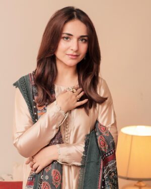 Yumna Zaidi Instagram - Last day of Eid ul Azha 😋 …… kal phr se kam sham .

Beautiful silk dress by 

@faizasaqlain 

 📸 @rehanmithanii