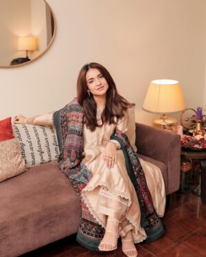 Yumna Zaidi Instagram - Last day of Eid ul Azha 😋 …… kal phr se kam sham .

Beautiful silk dress by 

@faizasaqlain 

 📸 @rehanmithanii