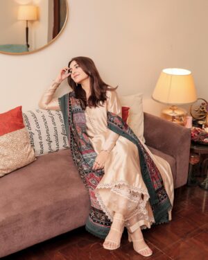 Yumna Zaidi Instagram - Last day of Eid ul Azha 😋 …… kal phr se kam sham .

Beautiful silk dress by 

@faizasaqlain 

 📸 @rehanmithanii