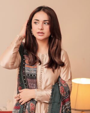 Yumna Zaidi Instagram - Last day of Eid ul Azha 😋 …… kal phr se kam sham .

Beautiful silk dress by 

@faizasaqlain 

 📸 @rehanmithanii