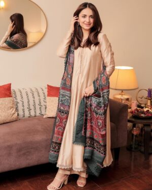 Yumna Zaidi Instagram - Last day of Eid ul Azha 😋 …… kal phr se kam sham .

Beautiful silk dress by 

@faizasaqlain 

 📸 @rehanmithanii