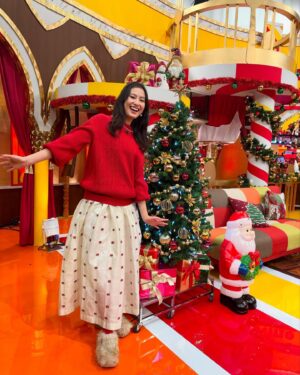 Yuri Tsunematsu Instagram - 🎍&🎄⁉️
明日1月4日放送の『ニノなのに 新春ＳＰ』 に
出演しています！！
お正月“なのに”クリスマス！？なセットにお邪魔して
様々な“なのに”VTRを見ました！
スタジオでの“なのに”検証はハプニング続出で大変なことになっています🙀

TBS系にてよる９時１５分から放送✨
お時間がある方は是非📺

👗→ @eauseenon_official @susu_press
👡→ @yelloshoes_official