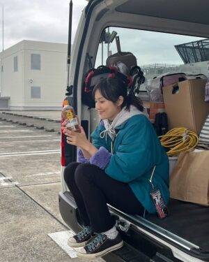 Yuri Tsunematsu Instagram - ☃️
皆様今年もお世話になりました！
今年はまだ公開してないものも含めて大変な役が多かった
一年でした😹
舞台「ハザカイキ」の香ちゃんもやりがいがあり過ぎる役でしたし、、最近だと視聴者さんをざわつかせた真琴も楽しくもあり大変でした！
来年は皆さんにお見せできる作品が沢山あるので楽しみに待って頂ければと思います❣️

プライベートだと「わんだふるぷりきゅあ」に出会えたのが大きすぎました🐈🐕🐇💖
推し活の大変さを学んだ年でした💸

あとは初めて韓国旅行に行ったり、テイラーやオリヴィアのライブにも参加出来たのも良かったです！特にテイラーの“The Eras Tour”は人生最高のライブ体験でした。テイラーがあの大変過ぎるツアーを完走した姿にとても勇気をもらいました😌

来年も色んなことを吸収して、もっと楽しくモノづくりをしていきたいです！

ここで【お知らせ📢】
今日12月31日の、23:00〜25:00 テレビ朝日の番組内にて『ジョージア』冬の2分ドラマ
 「ひと息ついたら、温もりが心に沁みた。」の新入社員篇が放送されます📺☕️

是非お時間がありましたら、わたしを探してみてください！

来年もよろしくお願いします‼️

#恒松祐里 #ジョージア @georgia_mydrabu