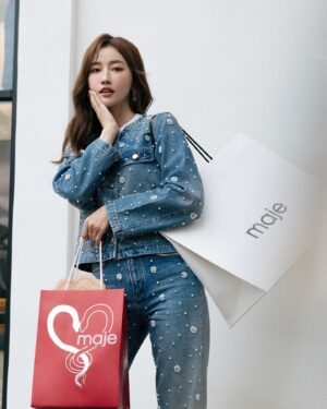 Yvonne Liang Instagram - New year is coming.✨🛍️
一年當中，最有濃烈氛圍感的就是過新年了！

總是熱熱鬧鬧、充滿憧憬與動力，
完成了新年的採購，帶著 Maje 新款糖果盒🍬
踏著雀躍的步伐，奔向派對聚會，
因為等不及要見到心愛的人們。

新年是重新開始的起點，
和過去道別，迎接嶄新的篇幅，
和家人、朋友與伴侶，
道一聲謝謝，說一句愛你，
因為有彼此的陪伴，所以日子溫暖又快樂。

祝每一份努力和勇氣，
都讓你在新的一年過得加倍幸福。🫂💕

@majeparis 

#MajeGirls #MajeParis
#MajeSS25 #LNY #YearOfTheSnake