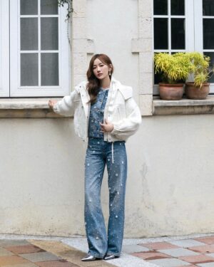 Yvonne Liang Instagram - New year is coming.✨🛍️
一年當中，最有濃烈氛圍感的就是過新年了！

總是熱熱鬧鬧、充滿憧憬與動力，
完成了新年的採購，帶著 Maje 新款糖果盒🍬
踏著雀躍的步伐，奔向派對聚會，
因為等不及要見到心愛的人們。

新年是重新開始的起點，
和過去道別，迎接嶄新的篇幅，
和家人、朋友與伴侶，
道一聲謝謝，說一句愛你，
因為有彼此的陪伴，所以日子溫暖又快樂。

祝每一份努力和勇氣，
都讓你在新的一年過得加倍幸福。🫂💕

@majeparis 

#MajeGirls #MajeParis
#MajeSS25 #LNY #YearOfTheSnake