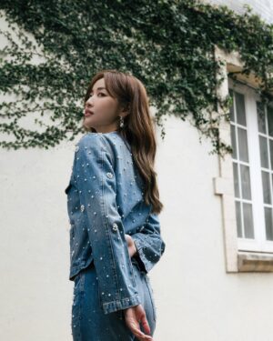 Yvonne Liang Instagram - New year is coming.✨🛍️
一年當中，最有濃烈氛圍感的就是過新年了！

總是熱熱鬧鬧、充滿憧憬與動力，
完成了新年的採購，帶著 Maje 新款糖果盒🍬
踏著雀躍的步伐，奔向派對聚會，
因為等不及要見到心愛的人們。

新年是重新開始的起點，
和過去道別，迎接嶄新的篇幅，
和家人、朋友與伴侶，
道一聲謝謝，說一句愛你，
因為有彼此的陪伴，所以日子溫暖又快樂。

祝每一份努力和勇氣，
都讓你在新的一年過得加倍幸福。🫂💕

@majeparis 

#MajeGirls #MajeParis
#MajeSS25 #LNY #YearOfTheSnake