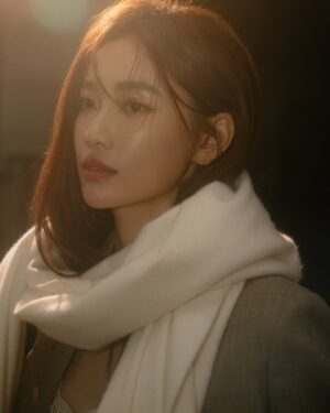Yvonne Liang Instagram - 🤎🪐🪽節日快樂。

一起在閃著銀白燈飾的街上散著步，
呼吸假日節慶的儀式感，
我的圍巾借你圍一邊，
在冬天被溫暖純淨的白色共同包覆著，
像雲朵一樣，鬆軟棉白、和諧慵懶，
接收彼此的祝福，許下期許，和願望明年相見。

🌬️🎁🧣🎄💫

#loropiana @loropiana