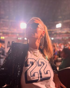 Yvonne Strahovski Instagram - To say I was excited to get ready for this show is defo an understatement. The only time I ever put on glitter sticker nails in my life. Yes there are dirty diapers in the background. Thank you @taylorswift for having us & putting on an incredibly AMAZING SHOW - we danced our asses off & sung REAL LOUD. Thank you @gracieabrams for also being such an amazing performer & for being so gracious & thank you @sophieflack for the fearless & tortured jewels 💎 We did it @officialevercarradine ;) 🌟🔥💥🫶🏻💋‼️